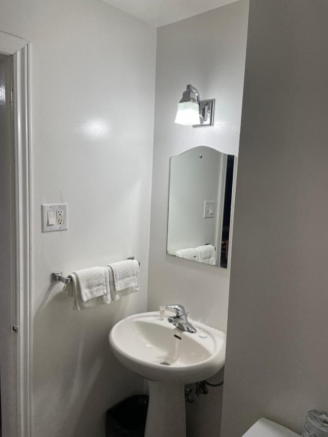 Nites Inn Motel Cornwall Ngoại thất bức ảnh